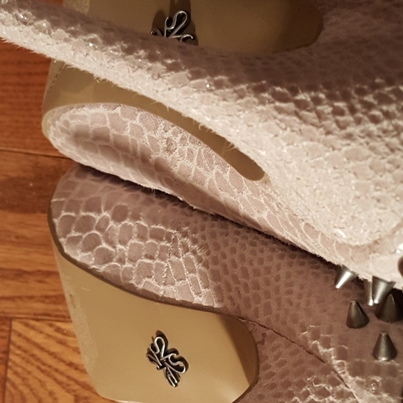 Vera WANG studded heels. - Picture 8 of 9